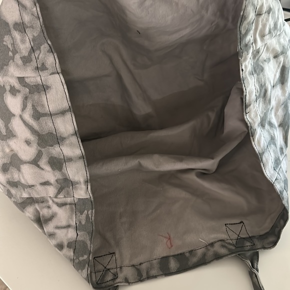 Alo Duffle Tote Bag - Picture 4 of 5